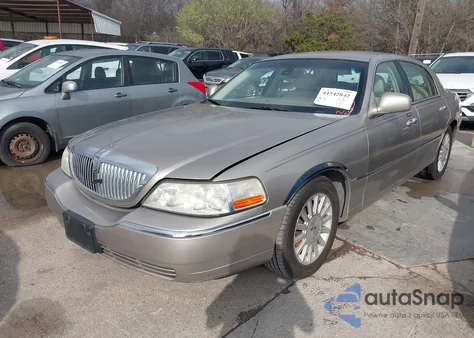 2003 Lincoln Town Car Signature z USA, uszkodzony, nr VIN 1LNHM82W63Y693150